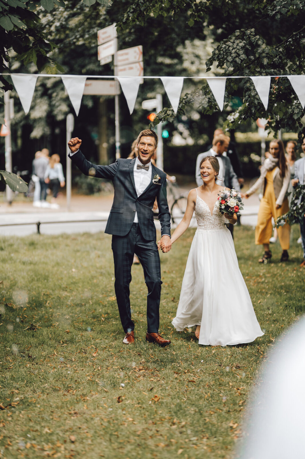 Hochzeitsfotograf Osnabrück Münster Brautpaar jubelt