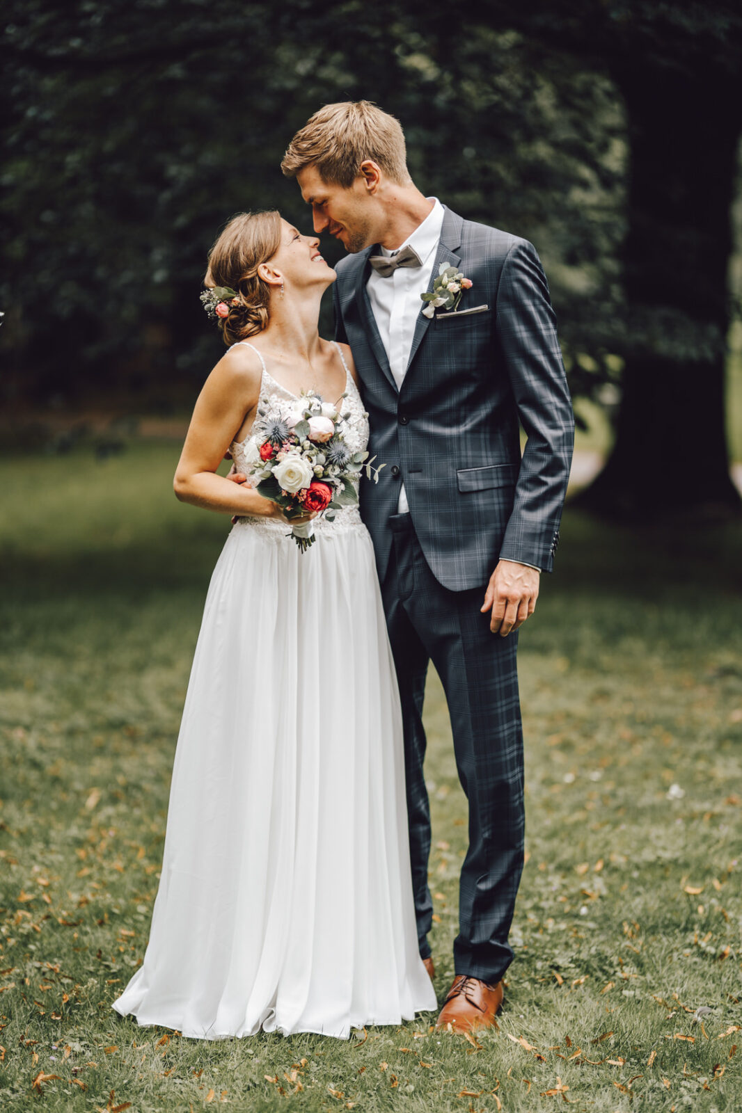 Hochzeitsfotograf Osnabrück Münster Brautpaar schaut sich an