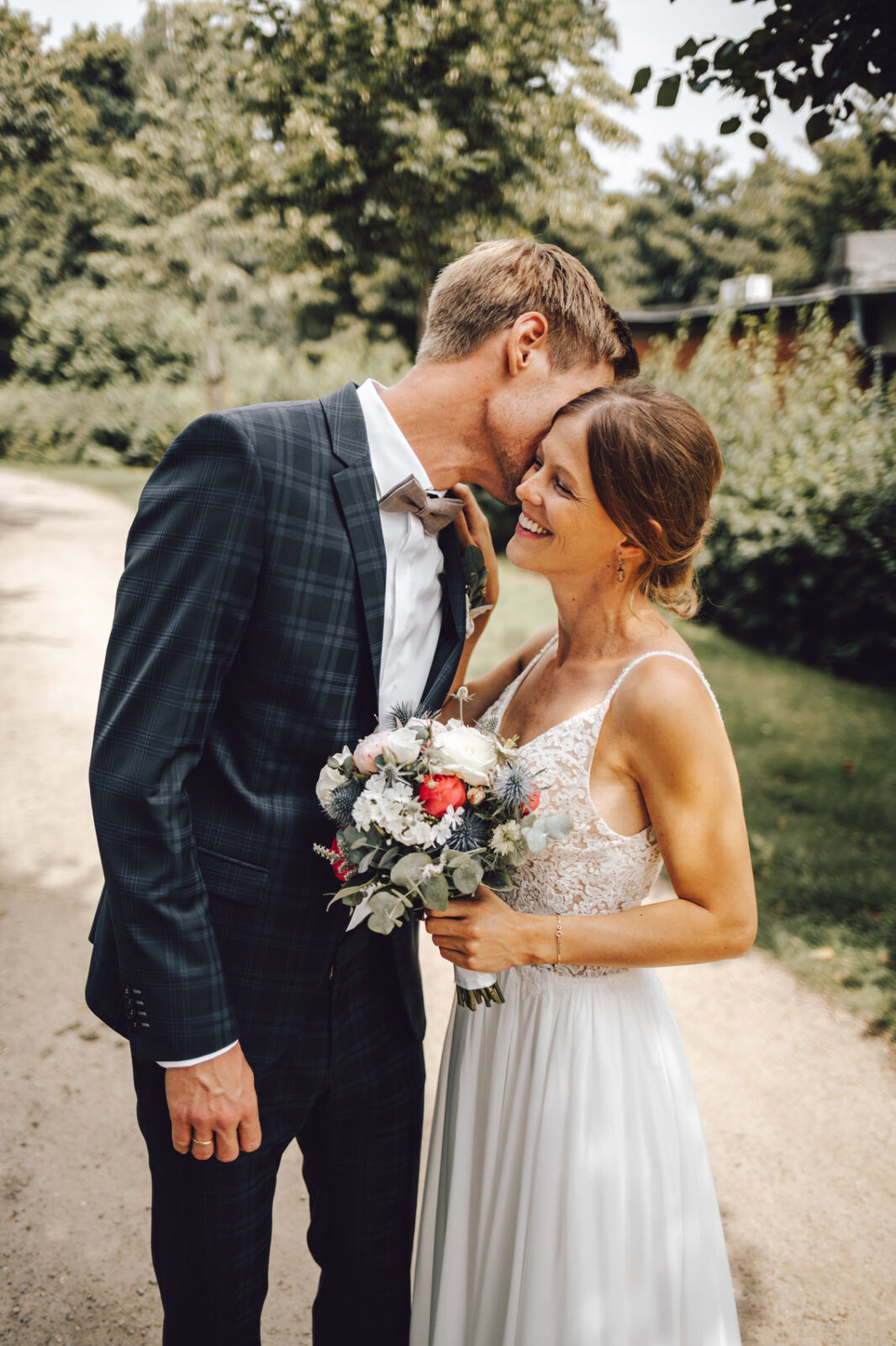 Hochzeitsfotograf Osnabrück Münster Bräutigam flüstert Braut etwas ins Ohr