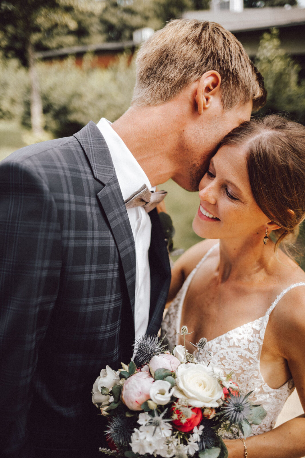 Hochzeitsfotograf Osnabrück Münster Bräutigam flüstert Braut etwas ins Ohr