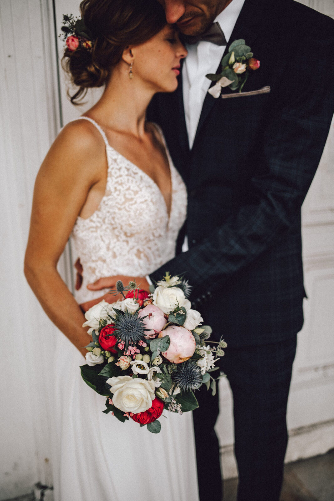 Hochzeitsfotograf Osnabrück Münster Braut legt Kopf auf die Brust vom Bräutigam