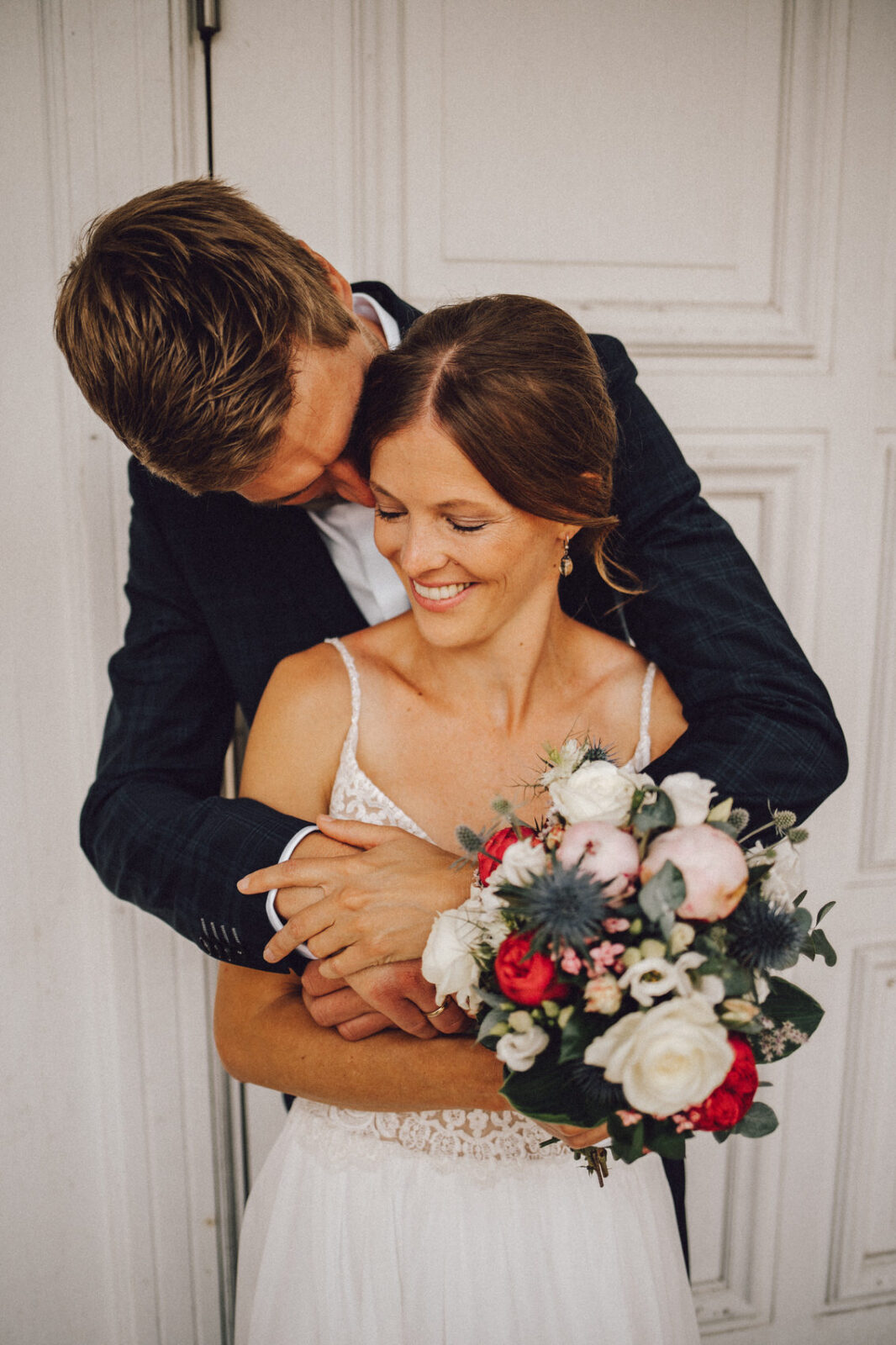 Hochzeitsfotograf Osnabrück Münster Bräutigam umarmt Braut von hinten