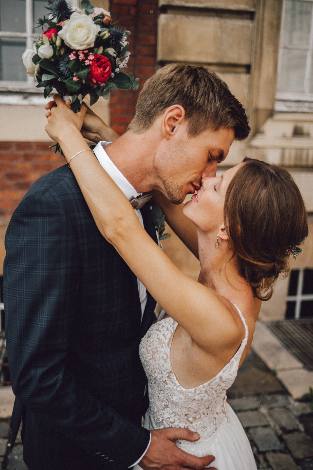 Hochzeitsfotograf Osnabrück Münster Brautpaar küsst sich