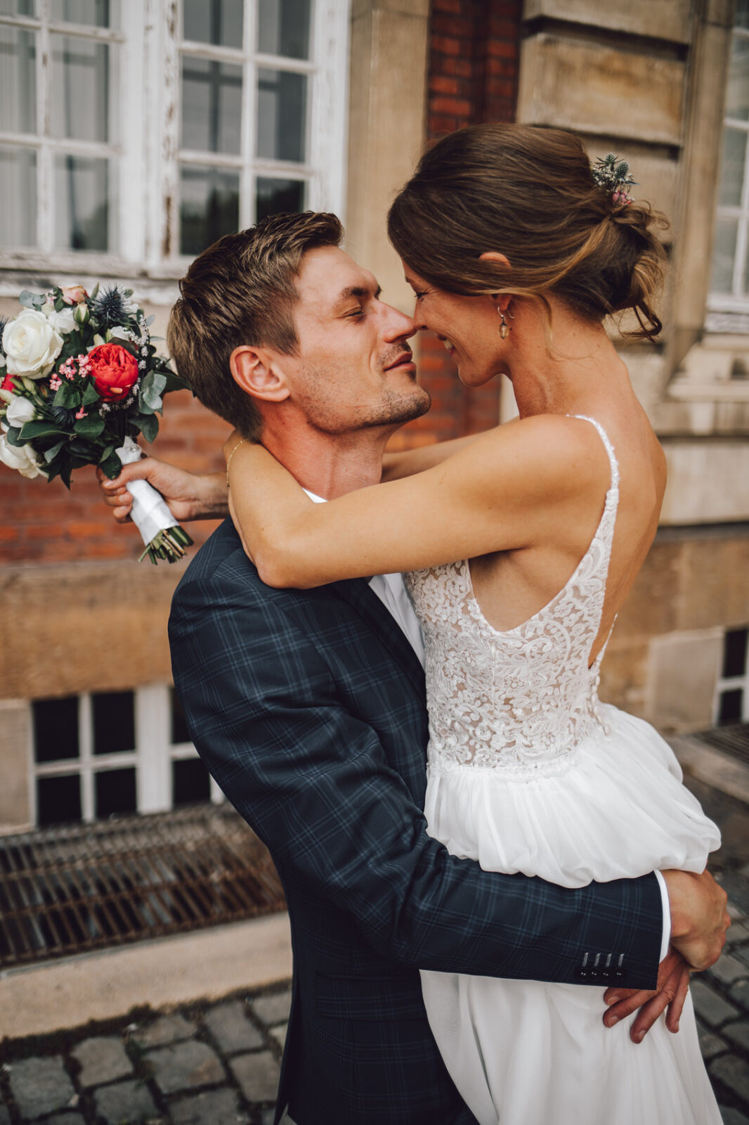 Hochzeitsfotograf Osnabrück Münster Bräutigam hebt Braut hoch