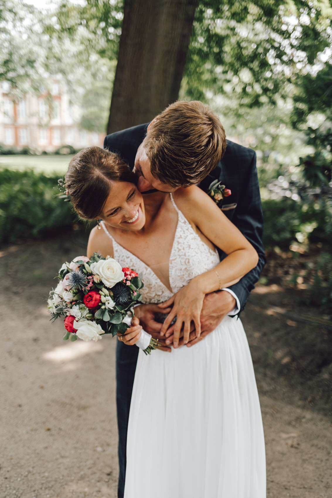 Hochzeitsfotograf Osnabrück Münster Bräutigam küsst Braut