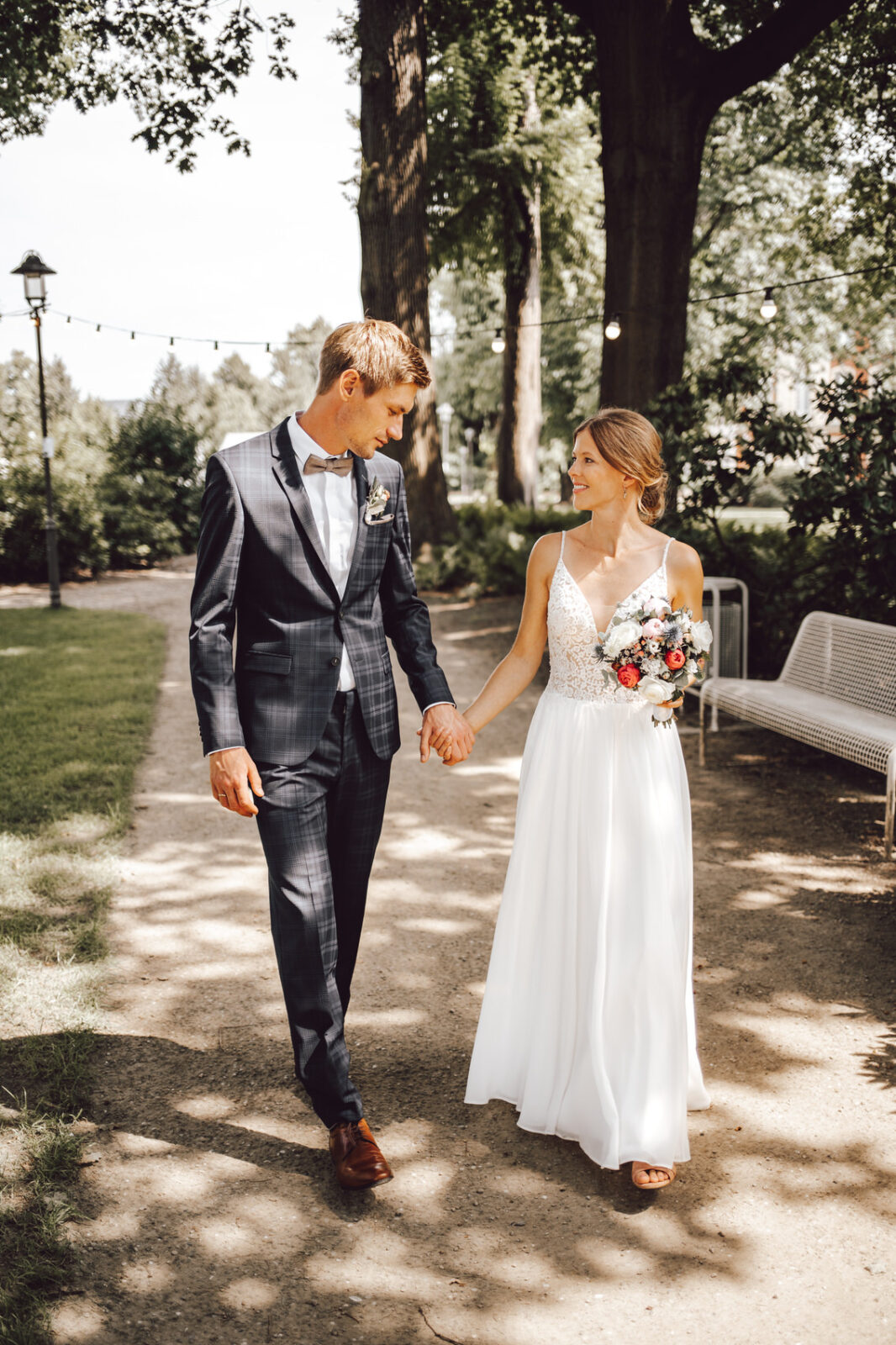 Hochzeitsfotograf Osnabrück Münster Brautpaar läuft händchenhaltend