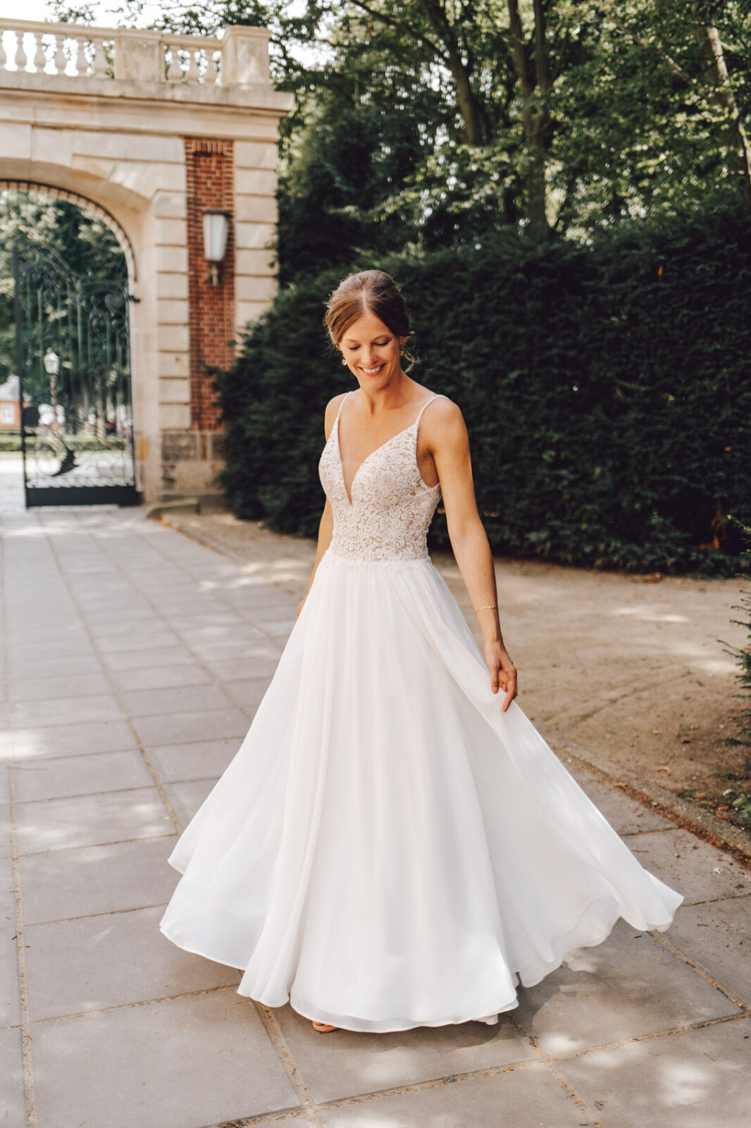 Hochzeitsfotograf Osnabrück Münster Braut fasst sich ans kleid
