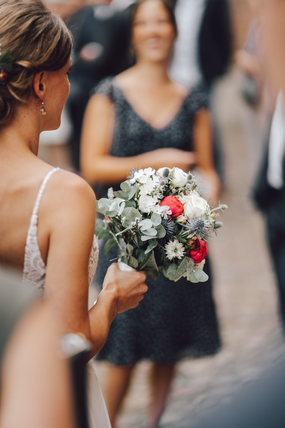 Hochzeitsfotograf Osnabrück Münster Braut mit Brautstrauß in der Hand