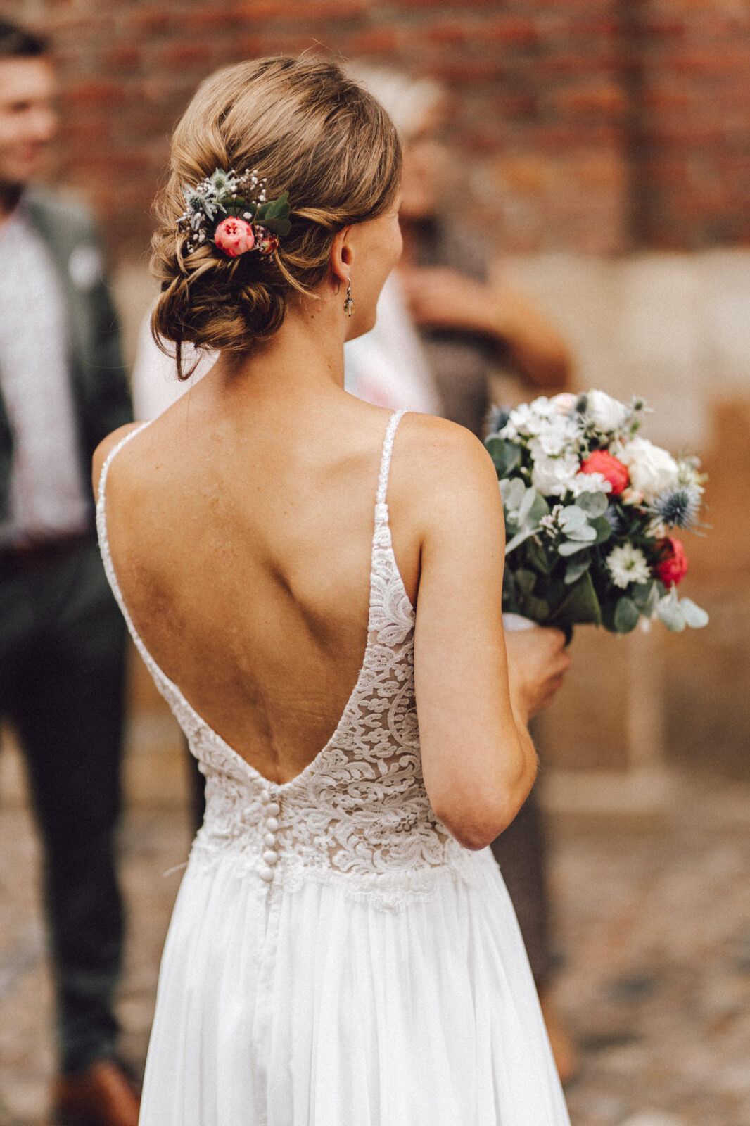 Hochzeitsfotograf Osnabrück Münster Braut mit Brautstrauß von Hinten