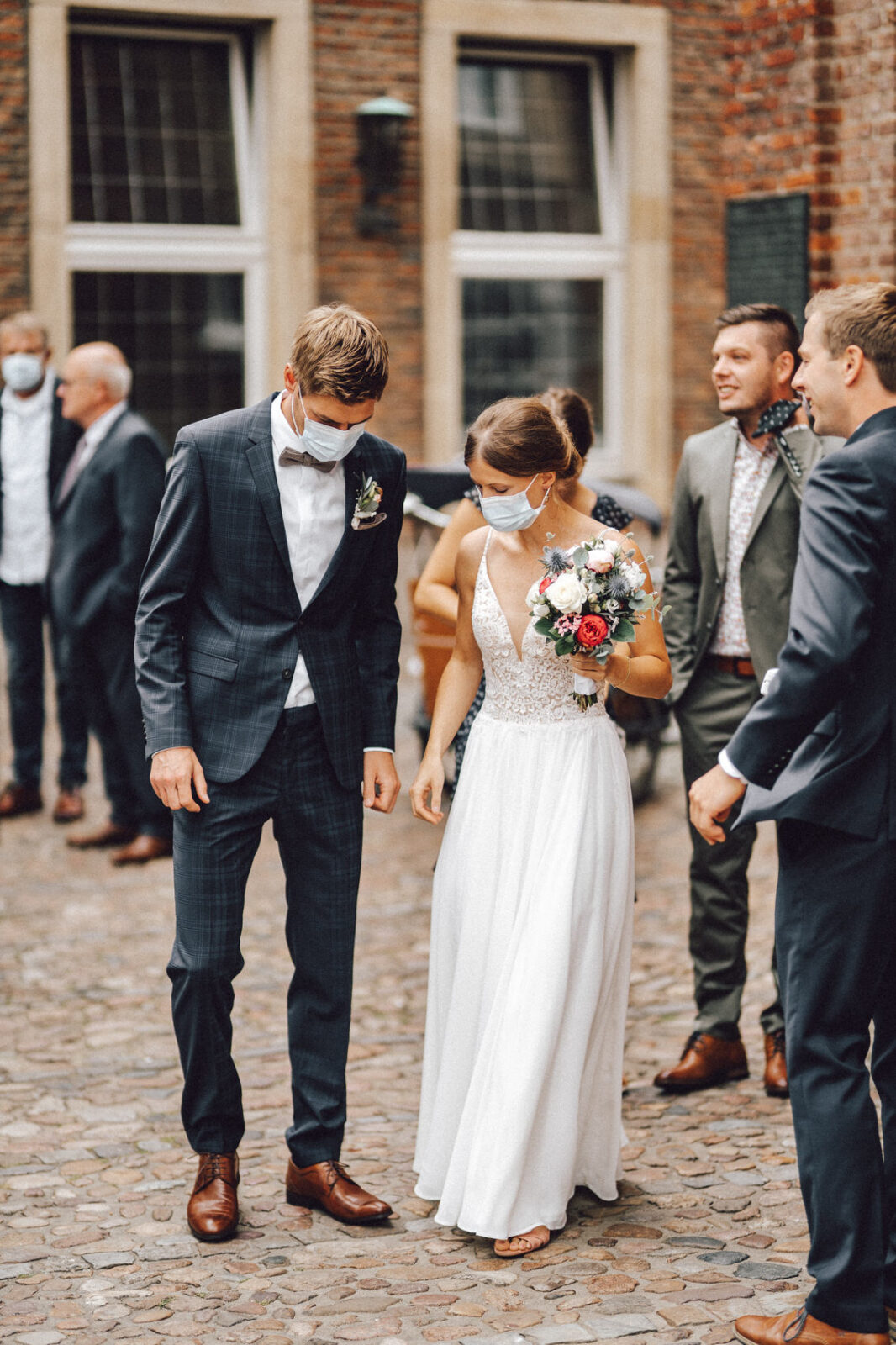 Hochzeitsfotograf Osnabrück Münster Brautpaar mit Mundschutz