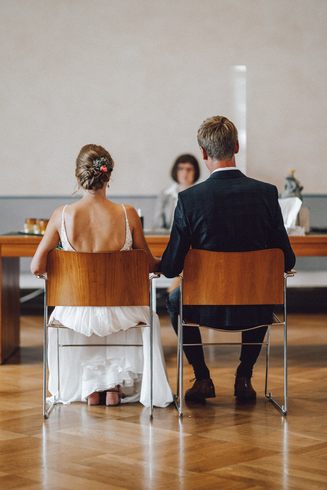 Hochzeitsfotograf Osnabrück Münster Brautpaar im Standesamt von Hinten