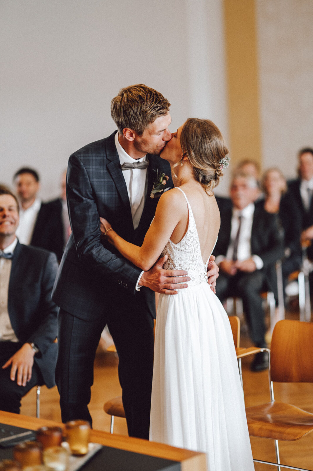 Hochzeitsfotograf Osnabrück Münster Brautpaar küsst sich im Standesamt