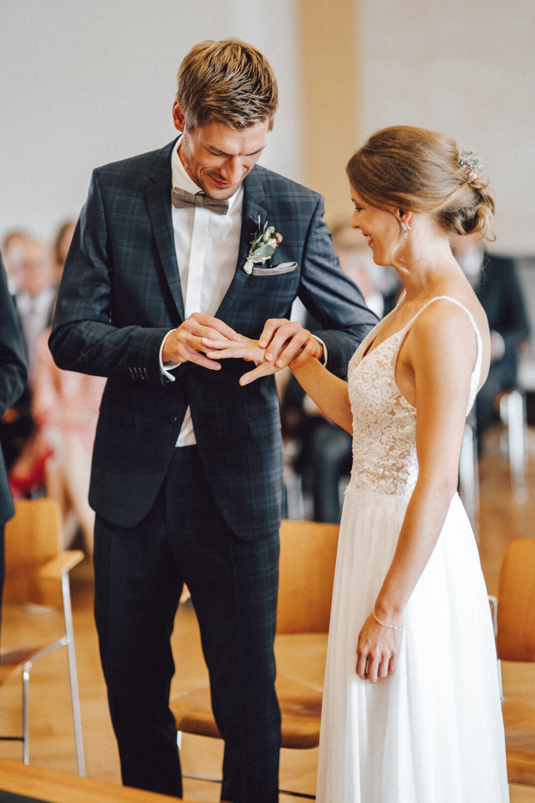 Hochzeitsfotograf Osnabrück Münster Bräutigam steckt Braut Ehering an