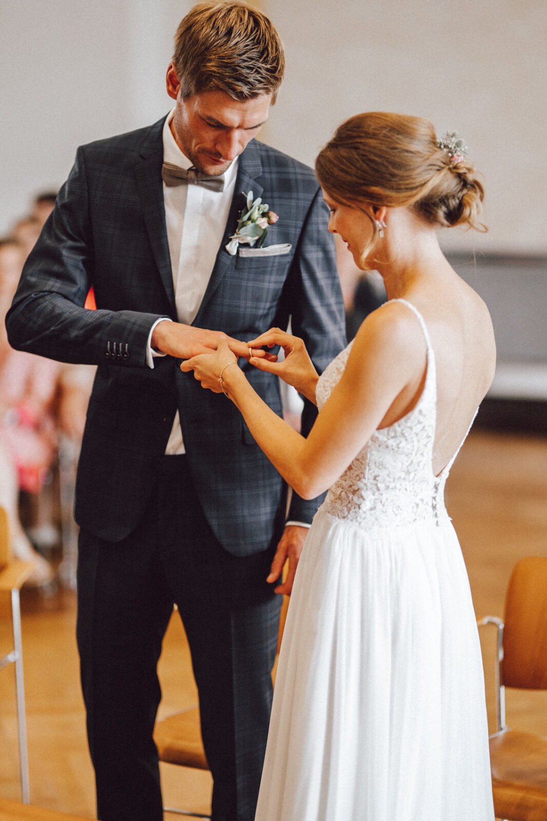 Hochzeitsfotograf Osnabrück Münster Braut steckt Bräutigam den Ehering an