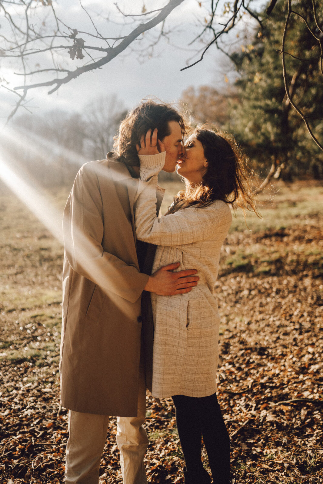 Hochzeitsfotograf Osnabrück Münster Paar küsst sich im Sonnenschein