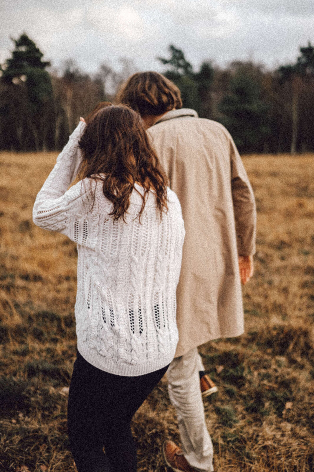 Hochzeitsfotograf Osnabrück Münster Paar läuft die Heide entlang