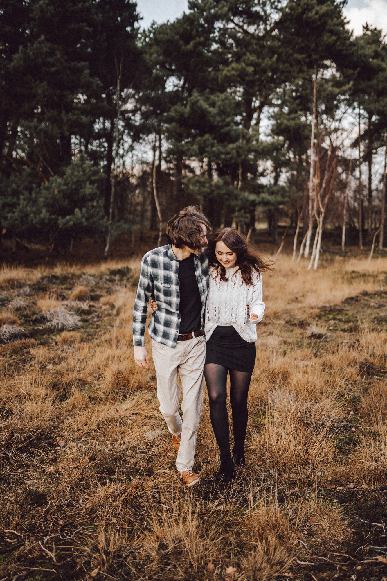 Hochzeitsfotograf Osnabrück Münster Paar läuft die Heide entlang