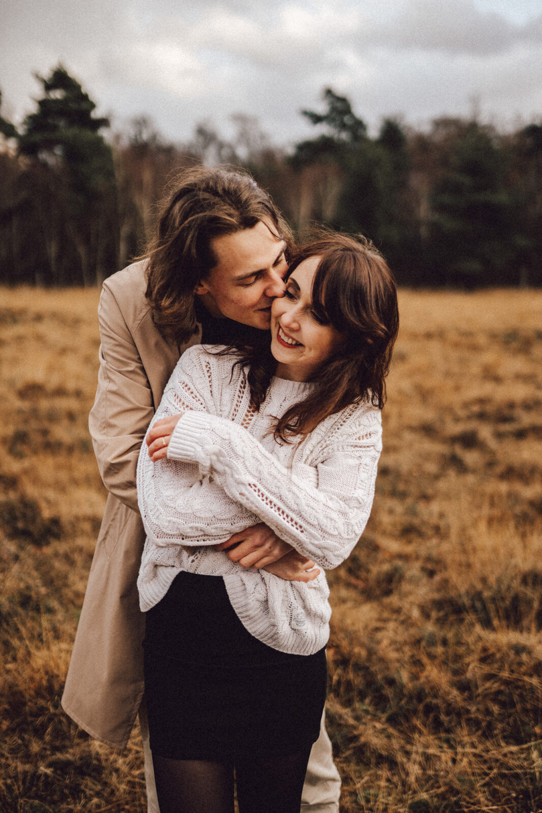 Hochzeitsfotograf Osnabrück Münster Paar schmust