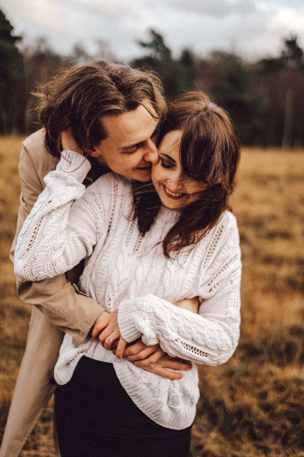 Hochzeitsfotograf Osnabrück Münster Paar schmust
