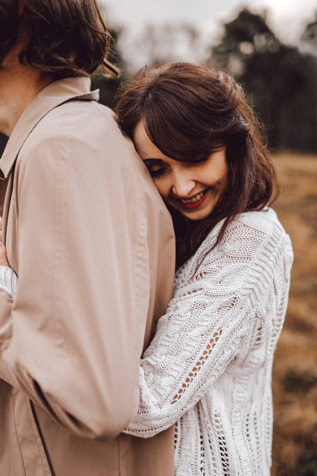 Hochzeitsfotograf Osnabrück Münster freundin kuschelt sich an den verlobten
