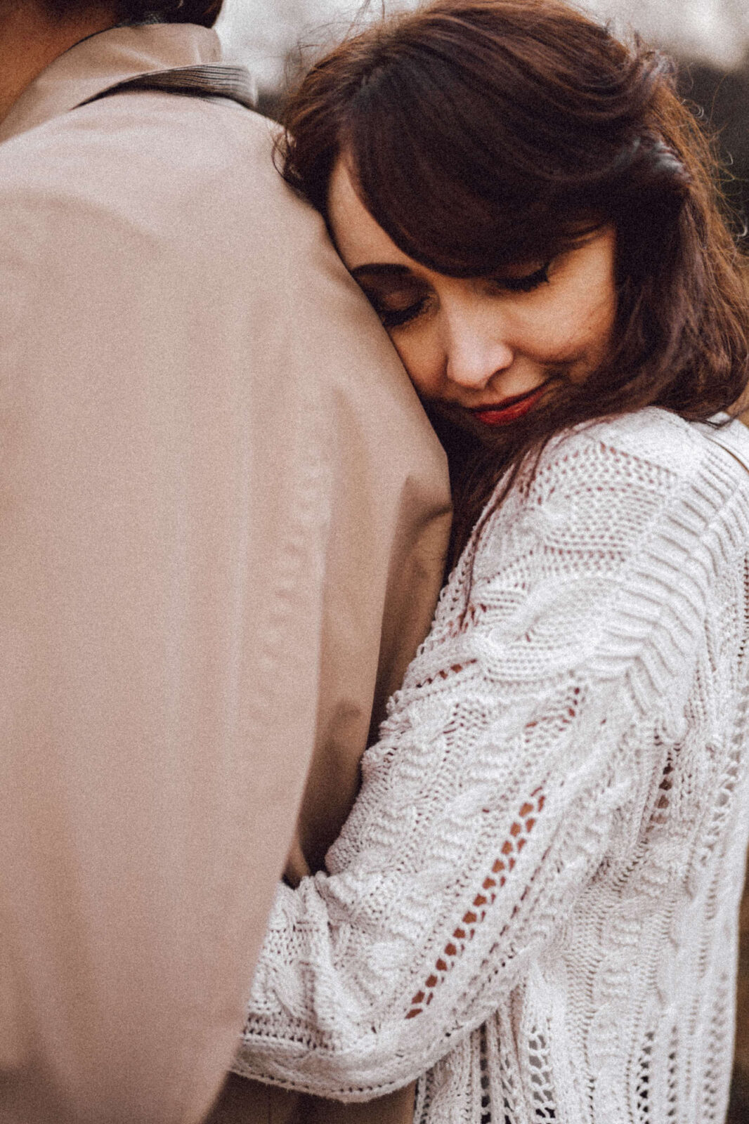 Hochzeitsfotograf Osnabrück Münster freundin kuschelt sich an ihren freund