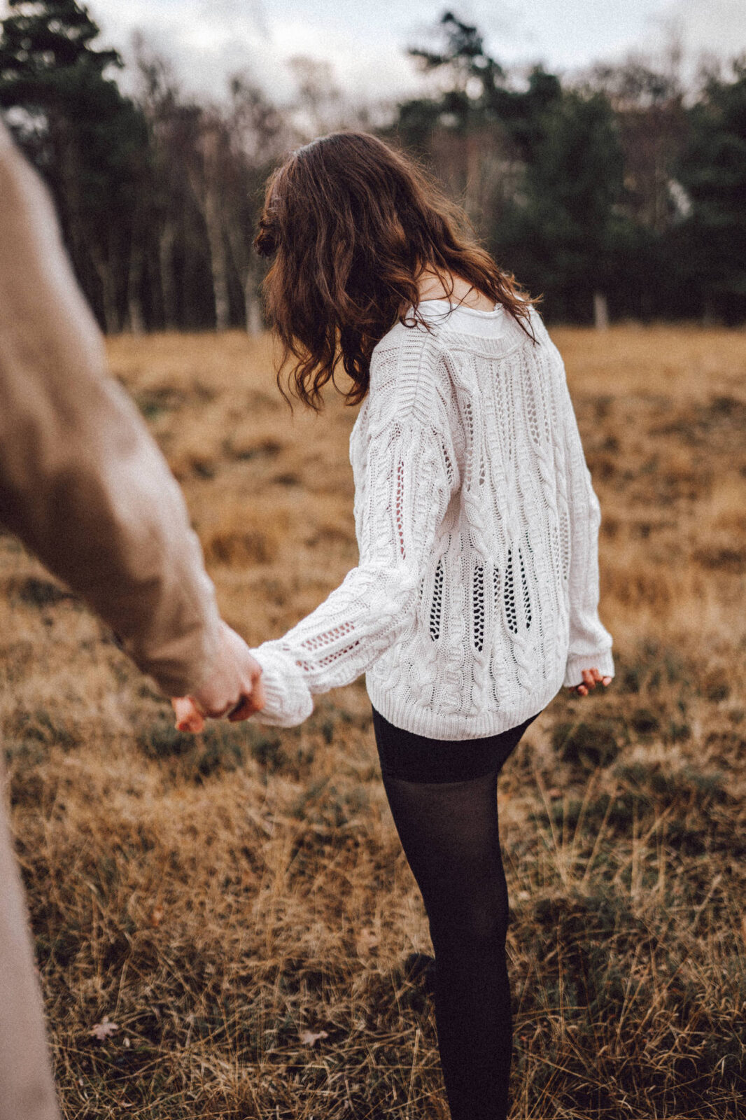 Hochzeitsfotograf Osnabrück Münster Paar läuft die Heide entlang