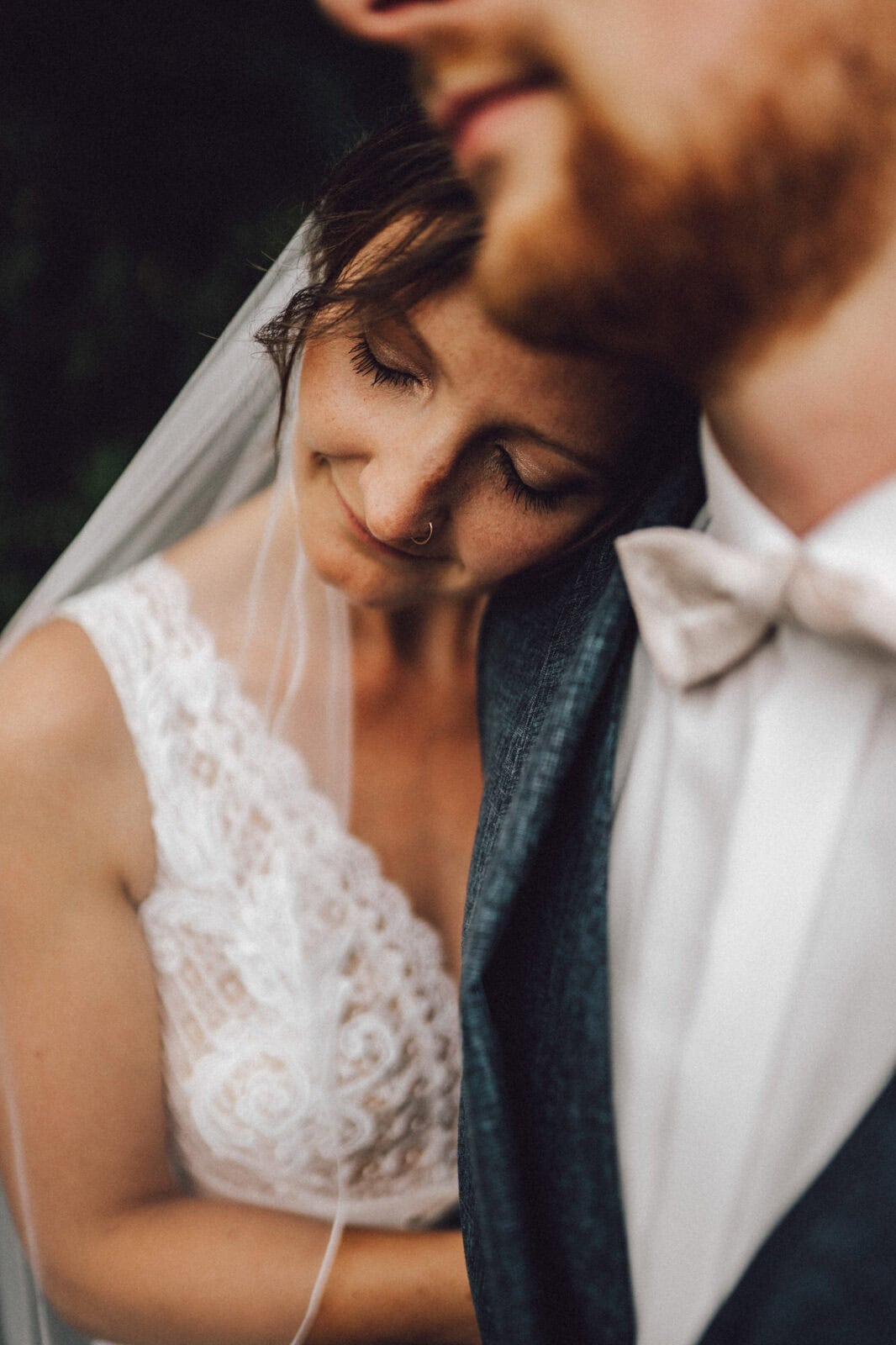 Hochzeitsfotograf Osnabrück - Braut legt kopf auf Schulter von Bräutigam