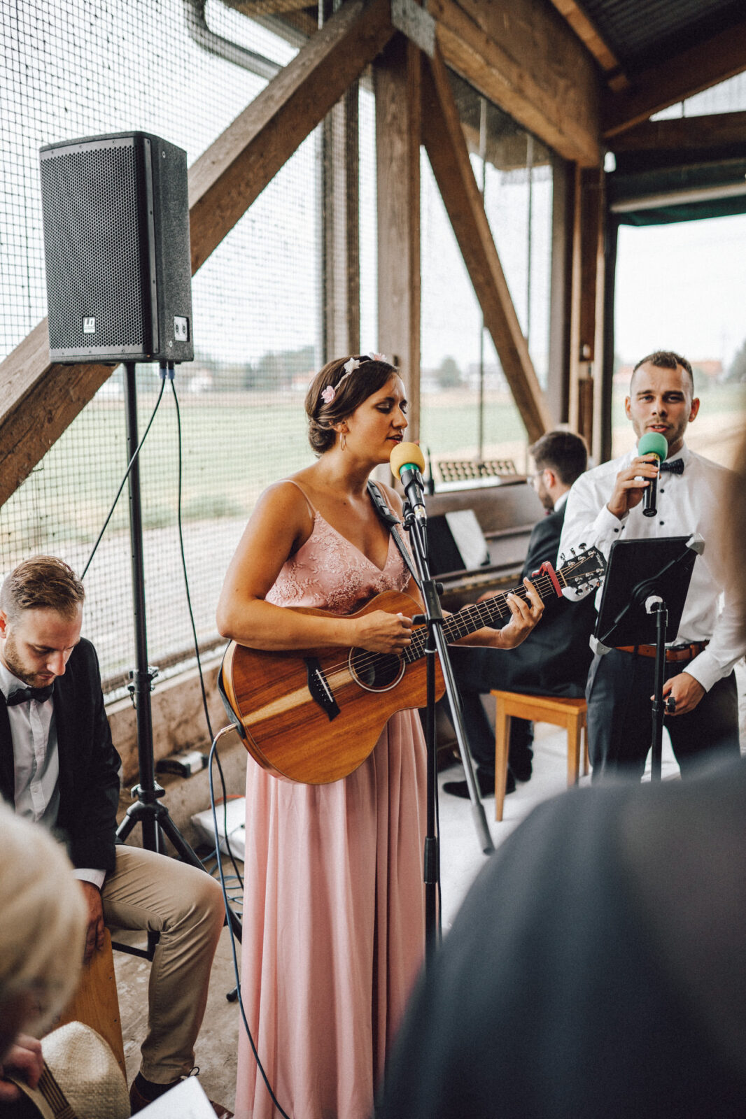 Hochzeitsband singt