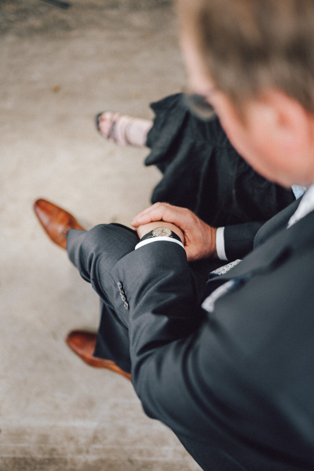 Gast schaut auf die Uhr