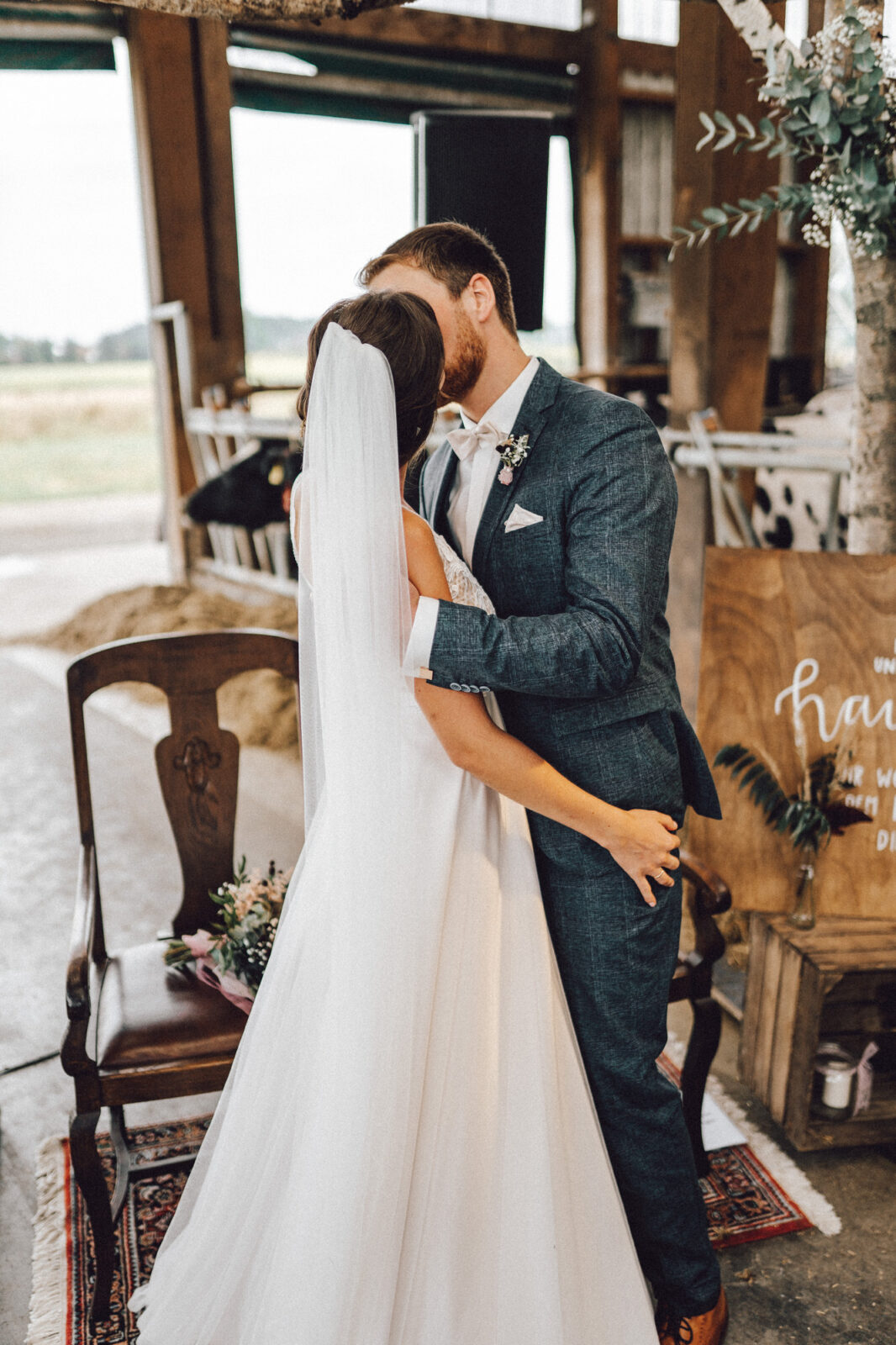 Brautpaar küsst sich