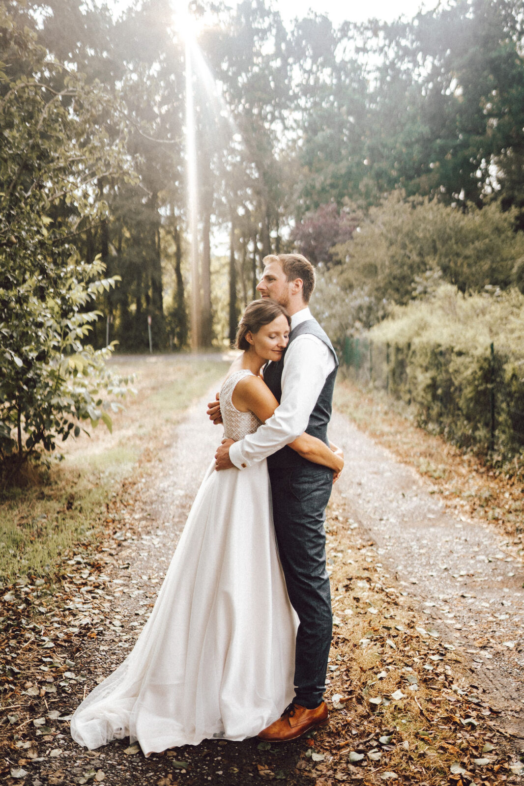 Brautpaar bei Sonnenuntergang