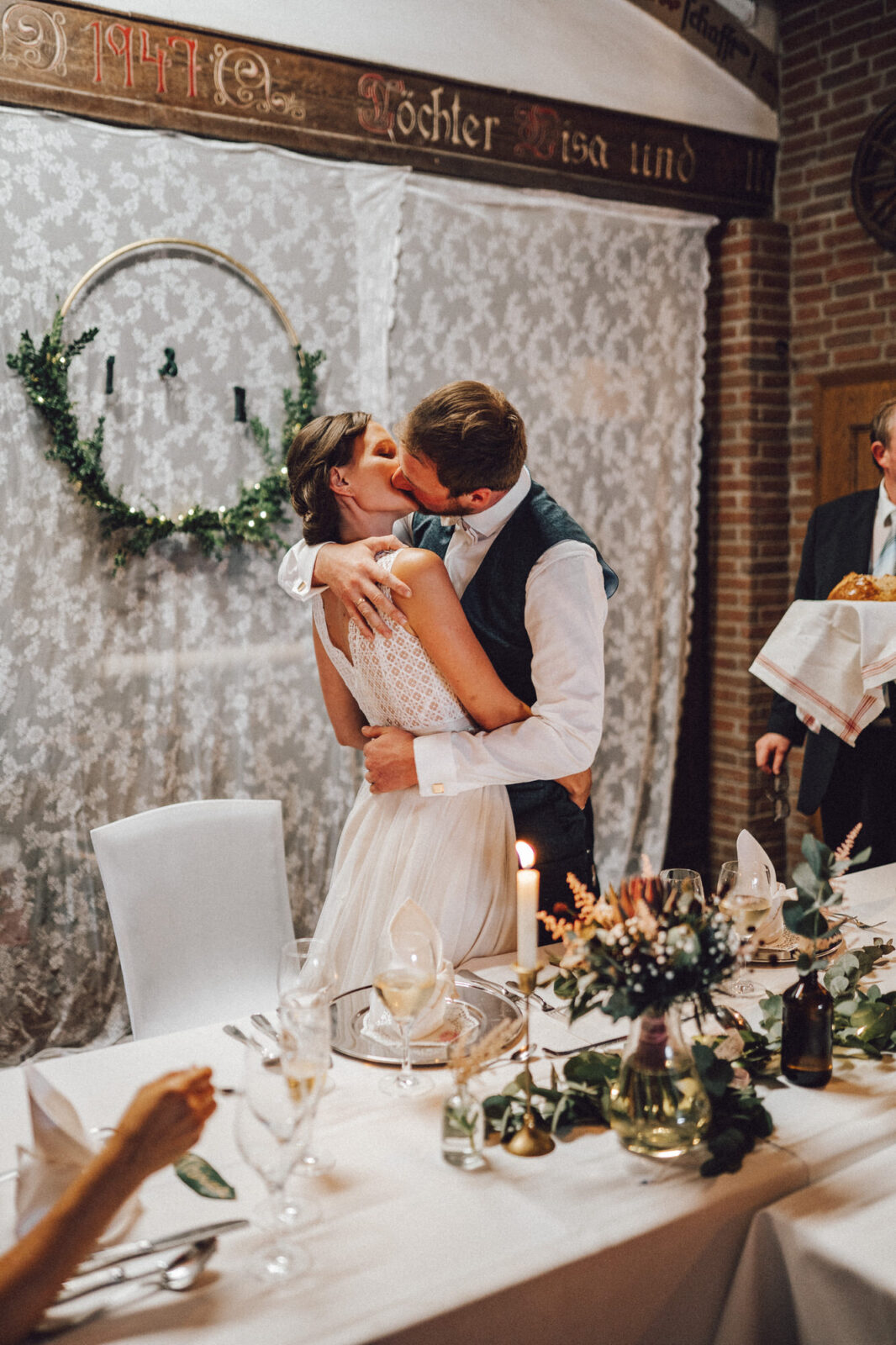 Brautpaar küsst sich