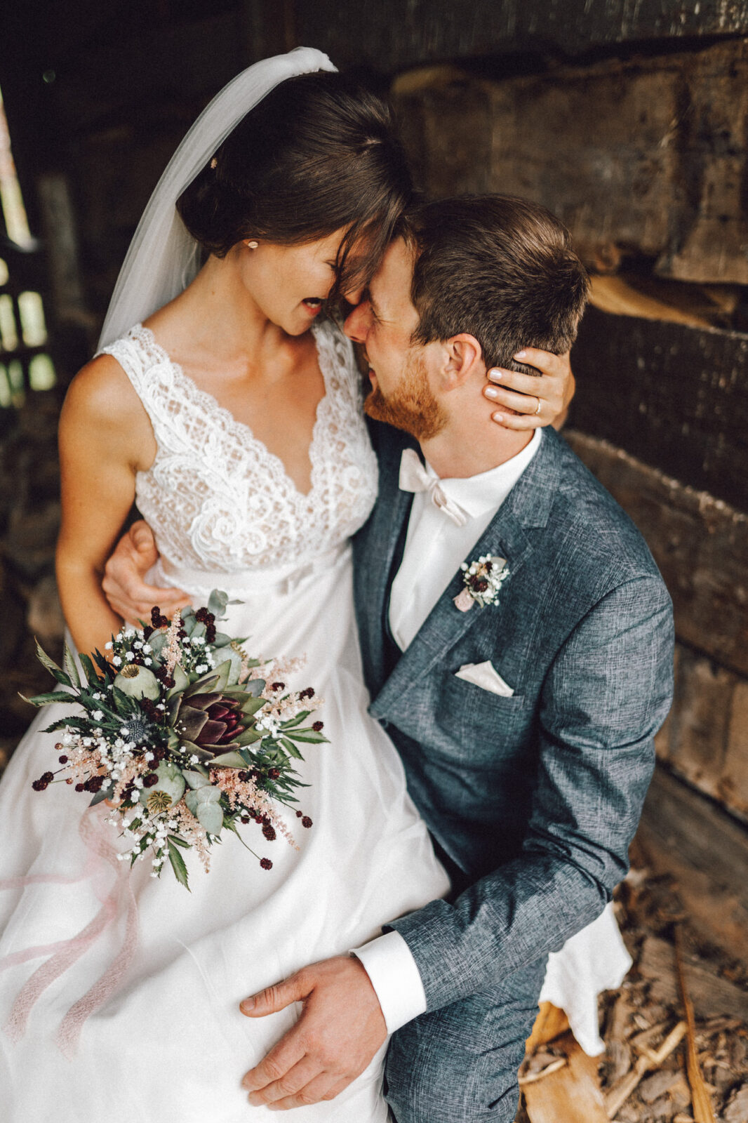 Braut sitzt auf dem Schoß vom bräutigam