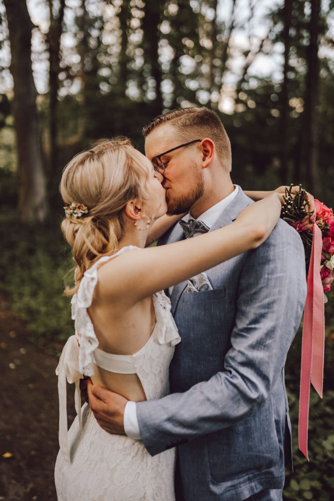 Hochzeitsfotograf Osnabrück - Brautpaar umarmt sich