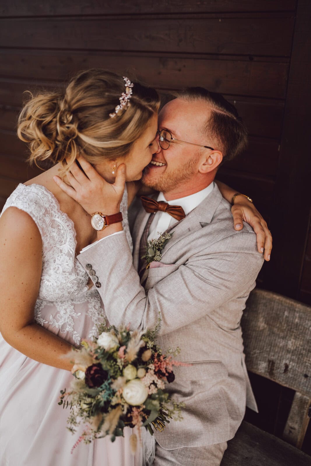Hochzeitsfotograf Osnabrück - Brautpaar küsst sich