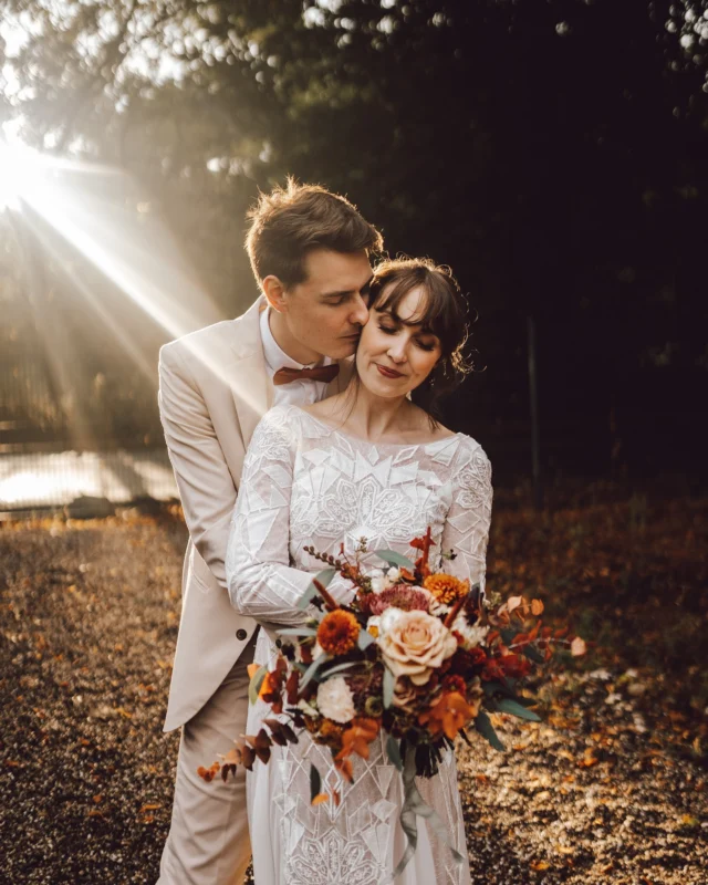 ✨ Sonnenuntergang + Backlight = Magie pur ✨
Ich liebe Fotos im Sonnenuntergang mit Backlight! 🌅 Die warmen, goldenen Töne sorgen für eine unglaublich romantische Stimmung, und das Licht von hinten zaubert wunderschöne Konturen und Silhouetten.

#goldenhour #osnabrück #münster #heiraten #braut #bridetobe #verlobt #hochzeitsfotograf #fotografosnabrück #heirateninosnabrück
